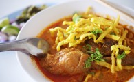 Северный карри-суп с курицей и лапшой Као Сой (ข้าวซอย) 